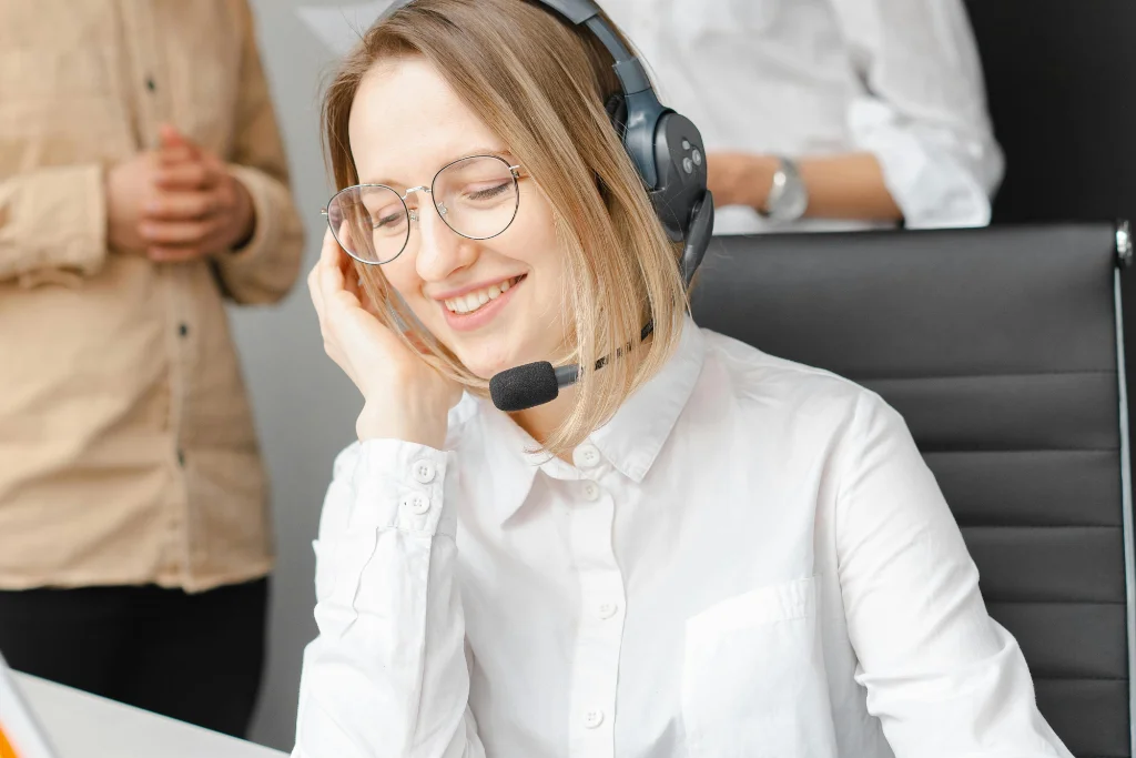 Webdesignerin mit Headset